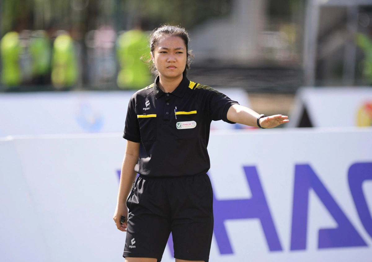 Une arbitre de 21 ans se distingue lors du tournoi de football des travailleurs et des fonctionnaires du Vietnam 2024