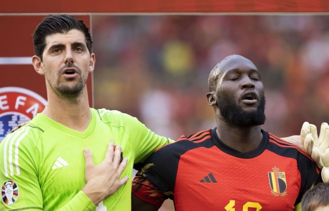 Courtois đứng cạnh Lukaku - đồng đọi mang băng thủ quân tuyển Bỉ trong trận hòa Áo 1-1 tại Brussels ngày 17/6. Ảnh: Sipa