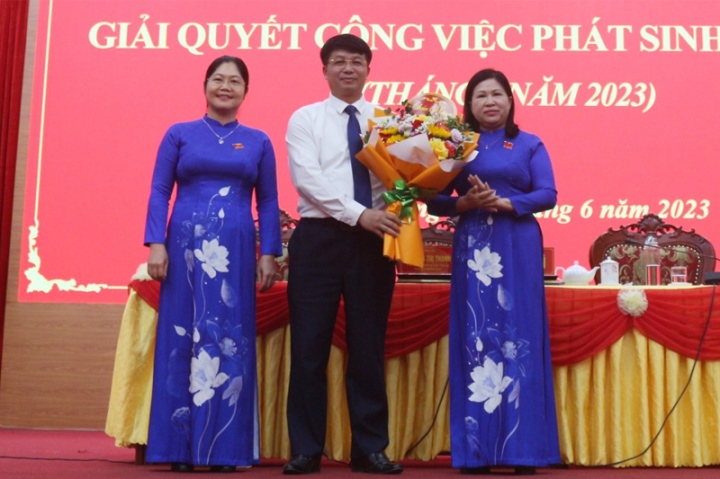 Phê chuẩn bầu Phó Chủ tịch UBND tỉnh Bắc Kạn đối với ông Nông Quang Nhất - 1