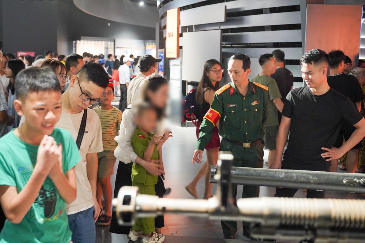 Multitudes de personas acuden a visitar el Museo de Historia Militar de Vietnam foto 7