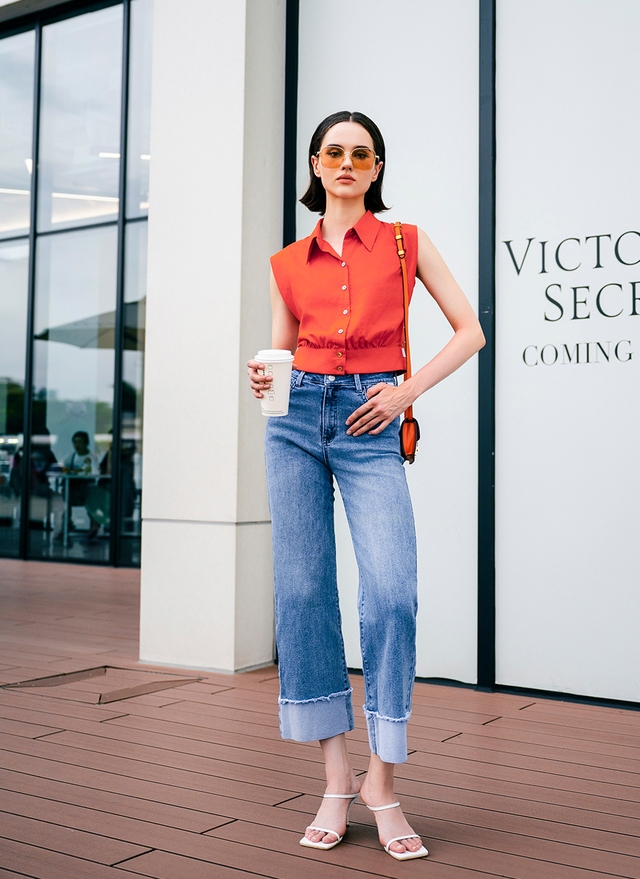 Công sở cuối hè vẫn chuộng áo sơ mi, quần jeans và váy liền đa năng- Ảnh 2.