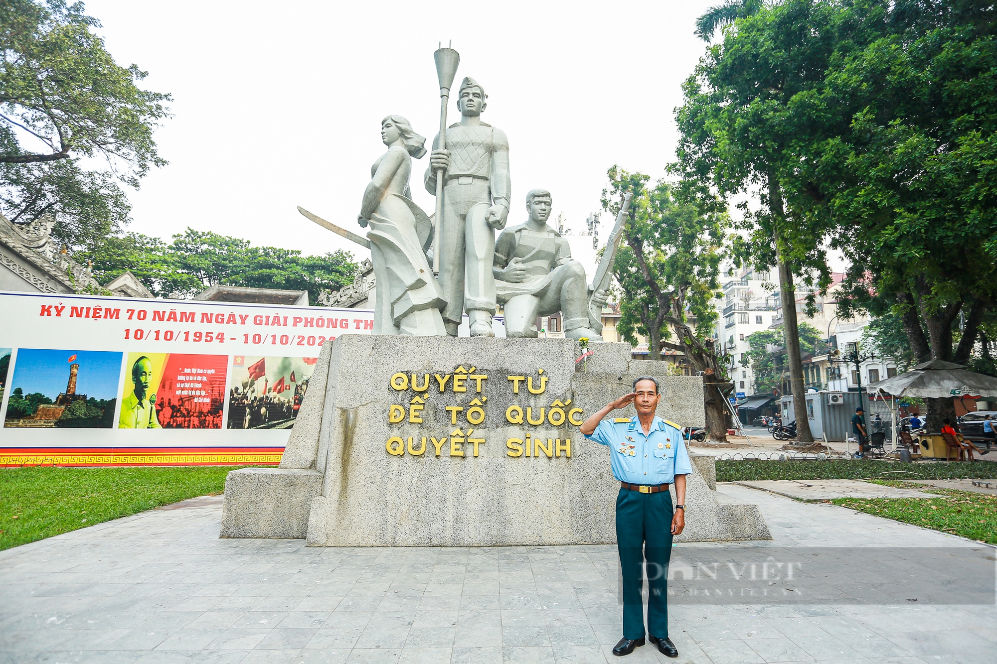 Người dân mặc áo cờ đỏ sao vàng tưng bừng xuống phố mừng kỉ niệm 70 năm ngày Giải phóng Thủ đô - Ảnh 10.