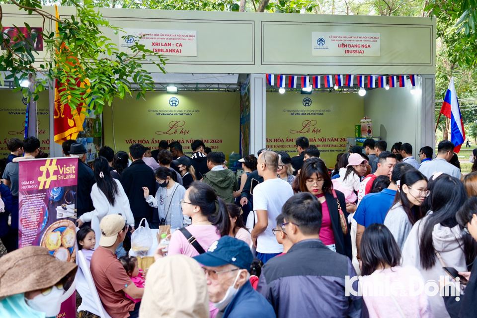 Hanoi Food Culture Festival 2024: Verkehrsstaus wegen Tausender Menschen, die zum Festival kommen - Foto 29