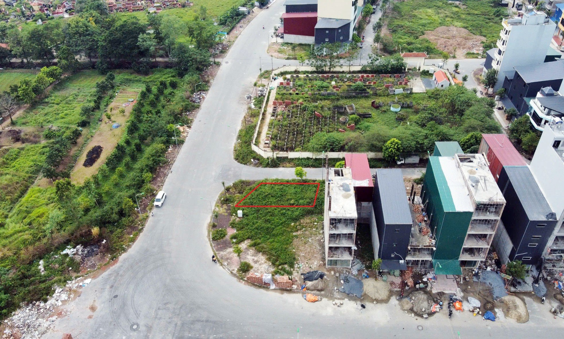 Primer plano de un terreno con vista al cementerio subastado por 262 millones de VND/m2 en Hanoi foto 3