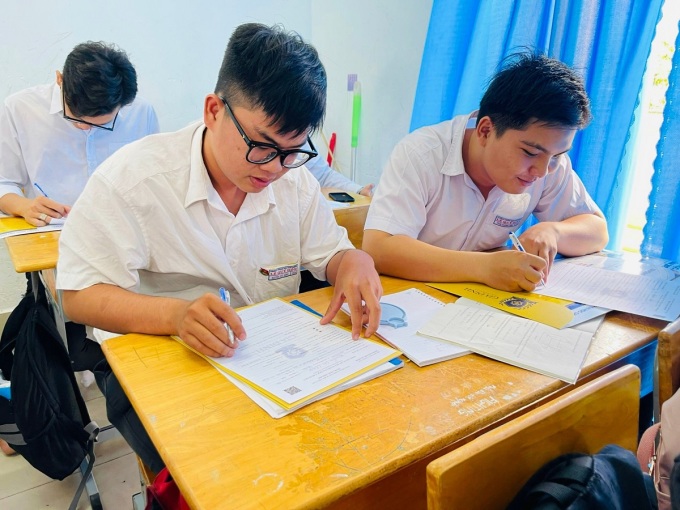 Học sinh lớp 12 trường THPT Lê Quý Đôn, Tây Ninh, đăng ký xét tuyển học bạ hồi tháng 2. Ảnh: UT