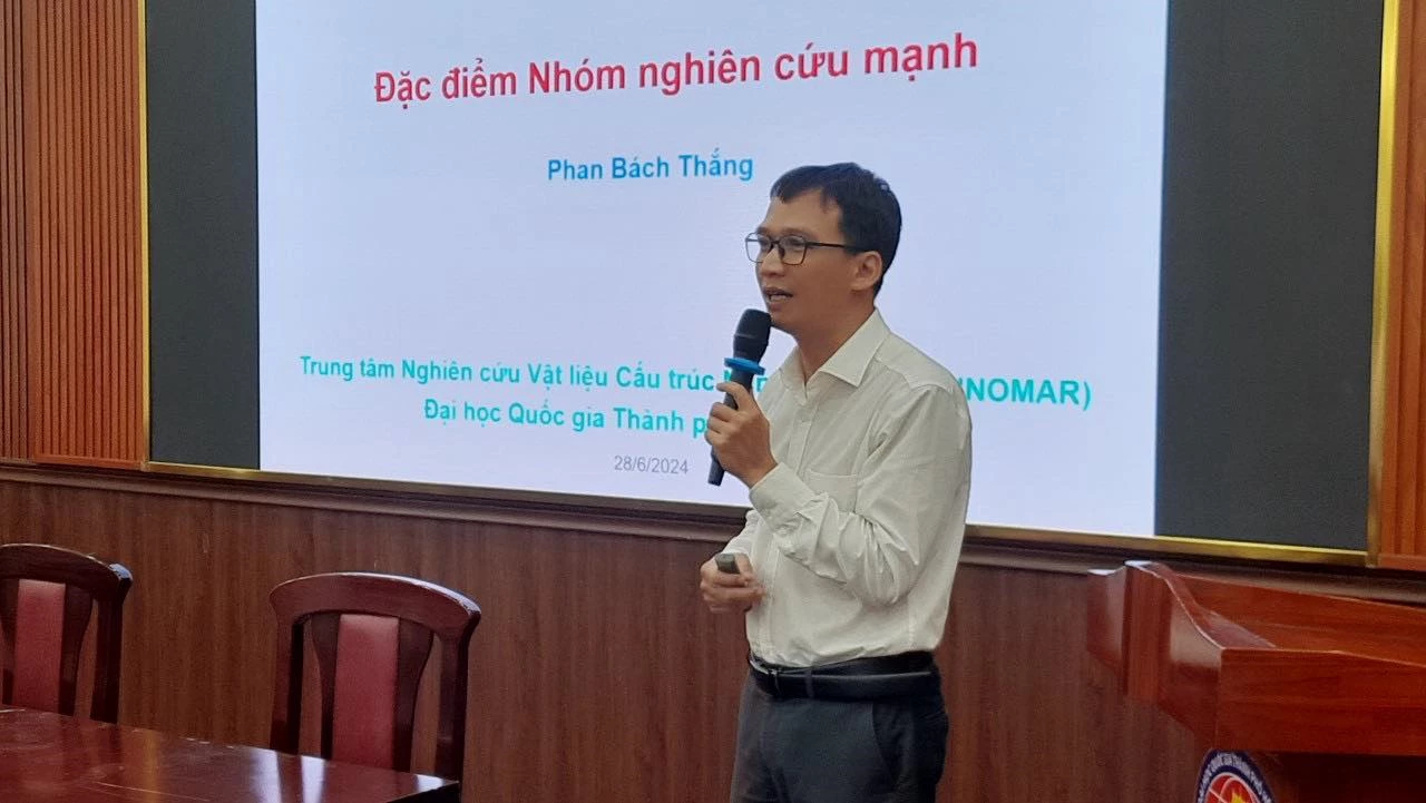 Nhà khoa học trình bày tham luận tại hội thảo