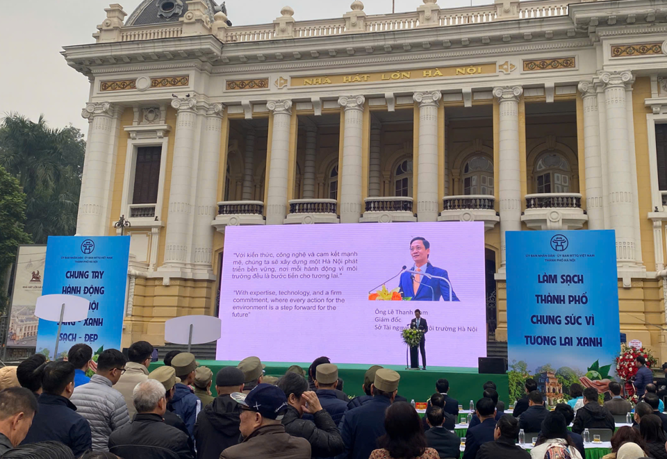 La ceremonia de lanzamiento atrajo la atención de los capitalinos.