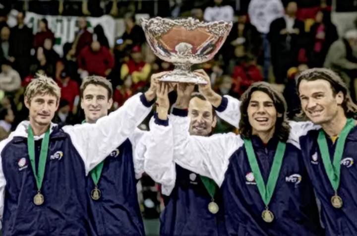 Im Dezember 2004 gewann Nadal als jüngster Spieler den Davis Cup. Nadal war in diesem Jahr erst 18 Jahre alt. Nach seinem Triumph mit der spanischen Nationalmannschaft im Jahr 2004 gewann Nadal den Davis Cup noch vier weitere Male.