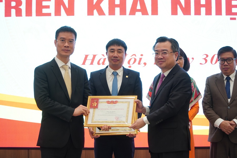 El Ministro Nguyen Thanh Nghi otorgó medallas conmemorativas a personas con logros destacados en la industria de la construcción de capital.