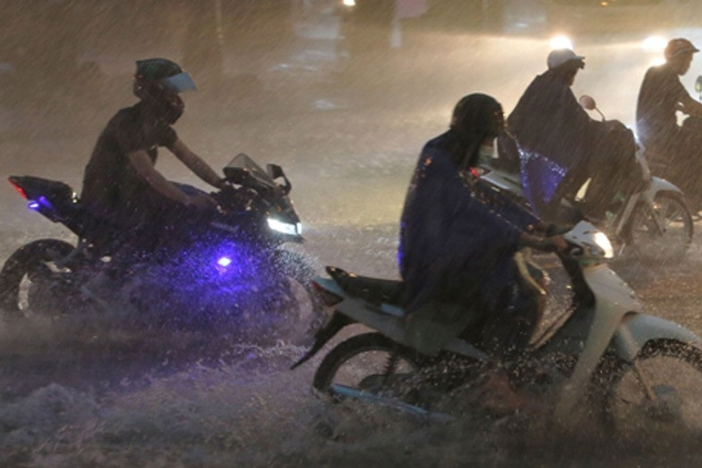 Heavy rain in Hanoi after a hot day, possible flooding