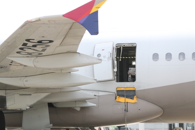 Airbus A321 von Asiana Airlines am Flughafen Daegu, nachdem ein Passagier am 26. Mai bei der Landung den Notausgang geöffnet hatte. Foto: Yonhap