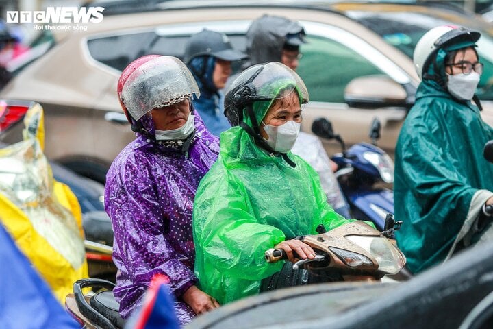 De l'après-midi du 1er décembre au soir du 3 décembre, à Quang Tri et dans la région de Binh Dinh à Khanh Hoa, il y aura des pluies modérées, de fortes pluies et, à certains endroits, de très fortes pluies. (Photo : Khong Chi)