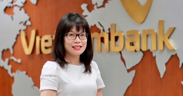 What does Vietcombank say about adjusting some service fees from July 1?