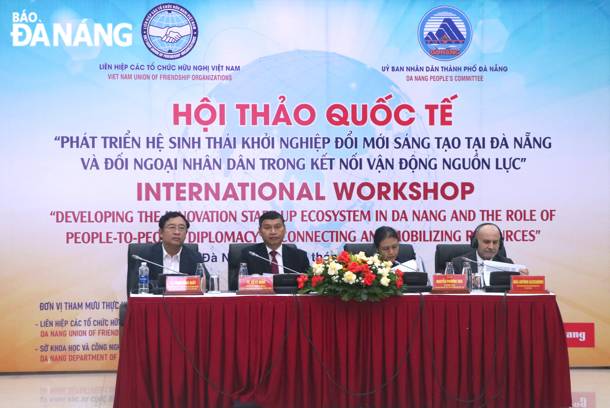 From left to right: Director of the Department of Market Development and Science and Technology Enterprises Pham Hong Quat, Permanent Vice Chairman of the City People's Committee Ho Ky Minh, President of the Vietnam Union of Friendship Organizations Nguyen Phuong Nga and the workshop chair. Photo: M.Q - V.H