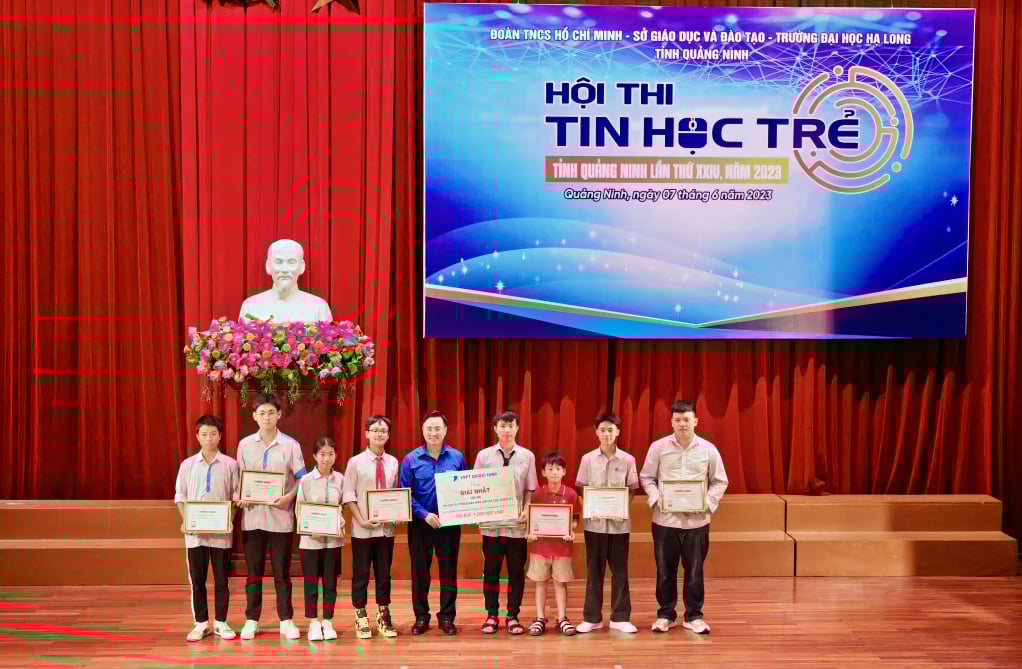 Provincial Youth Union Secretary Hoang Van Hai awarded first prizes to students who won first prizes in the 2023 Youth Informatics Contest.