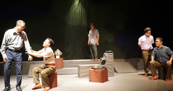 "Comrade" and "Red Coral" won awards from the Ho Chi Minh City Theater Association