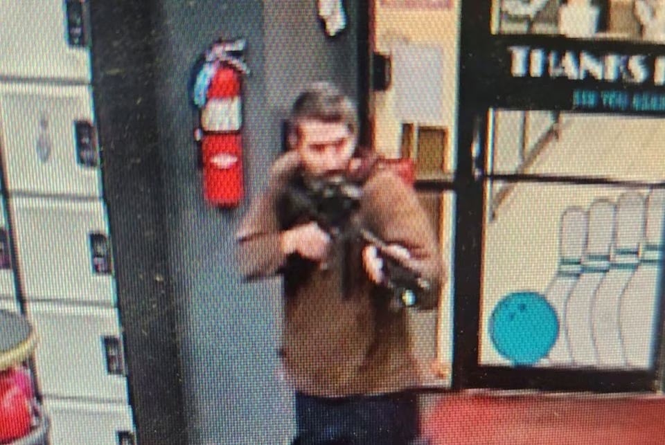 The gunman who killed 18 people in the US has not been caught yet. Police continue to search for him. Image 2