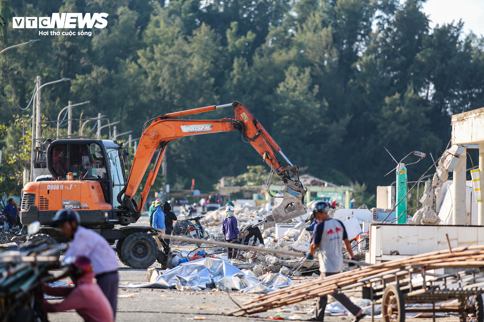 Abriss von fast 50 Kiosken, die den schönsten Strand in Ha Tinh blockieren - 11