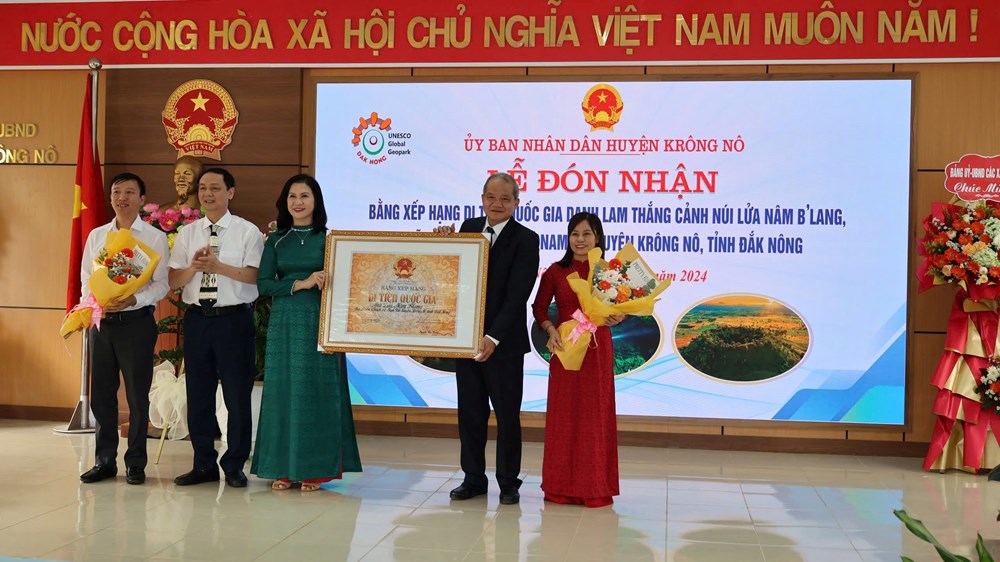 Ceremonia de entrega del Certificado de Monumento Nacional al Volcán Nam B'Lang - foto 1