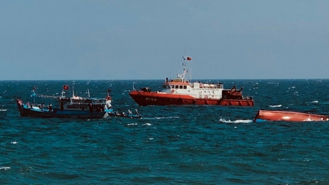 Fischerboote und Schiffe der Küstenwache helfen bei der Suche nach in Seenot geratenen Fischern. Foto: Trung Thanh