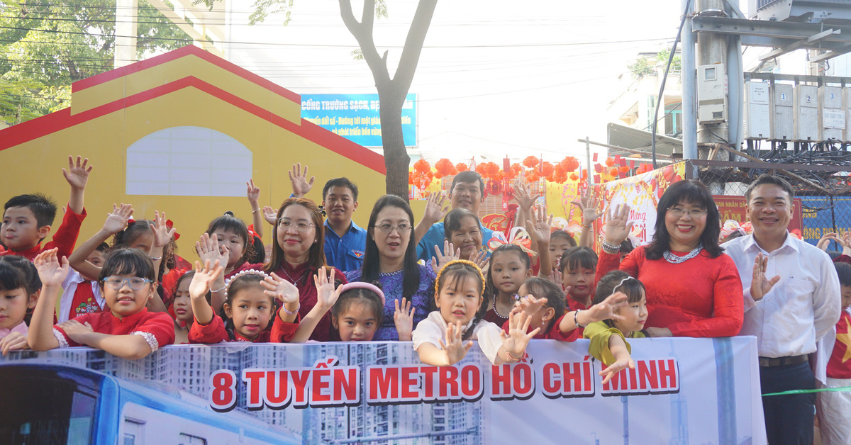 Đưa metro số 1 vào ‘góc phố Tết’ cho học sinh ngắm nhìn