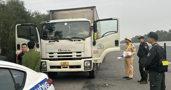 Stop truck on Hanoi highway