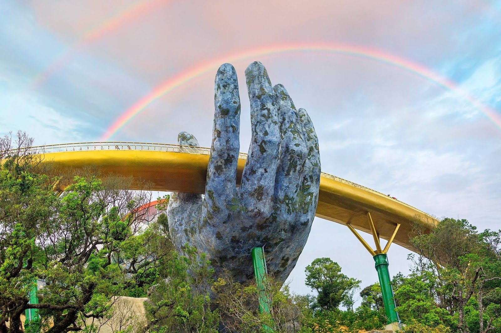 Regístrese en el Puente Dorado de Da Nang en la cima de la zona turística de Ba Na Hills