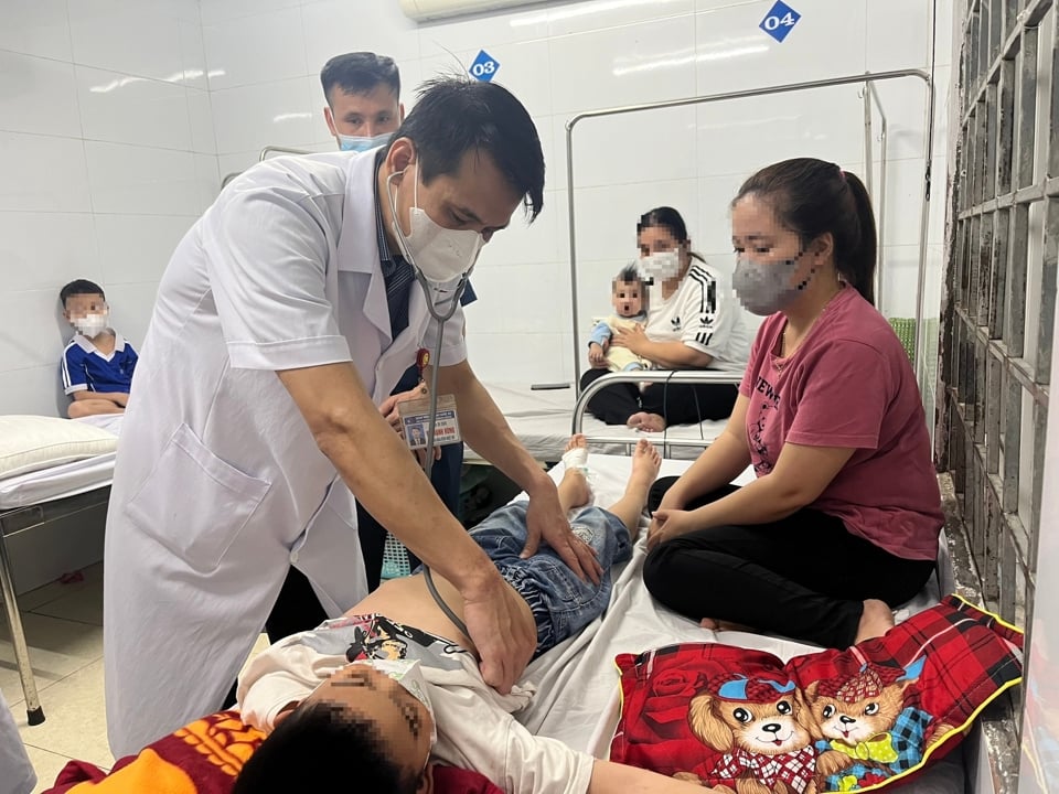 Crianças com sarampo estão sendo tratadas no Hospital de Obstetrícia e Pediatria Nghe An.