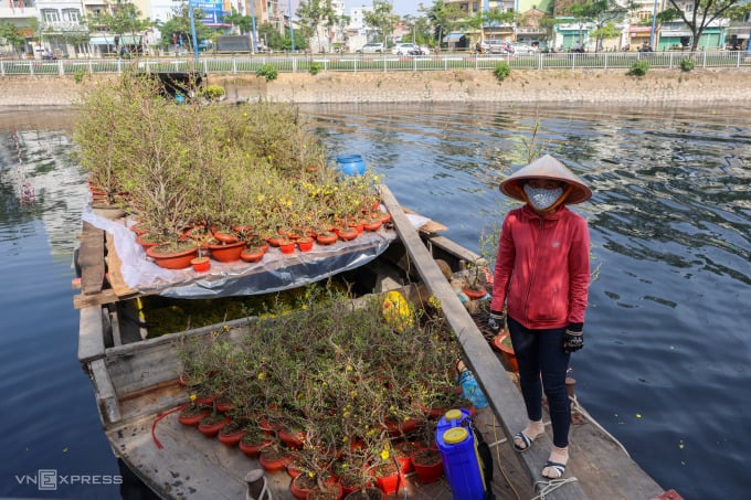 เรือบรรทุกบอนไซจากเบ๊นเทรไปท่าเรือบิ่ญดง เขต 8 ขายช่วงวันหยุดตรุษจีน มกราคม 2566 ภาพโดย: Quynh Tran