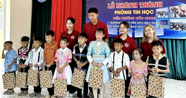 Don d'une salle informatique aux étudiants de Cao Bang