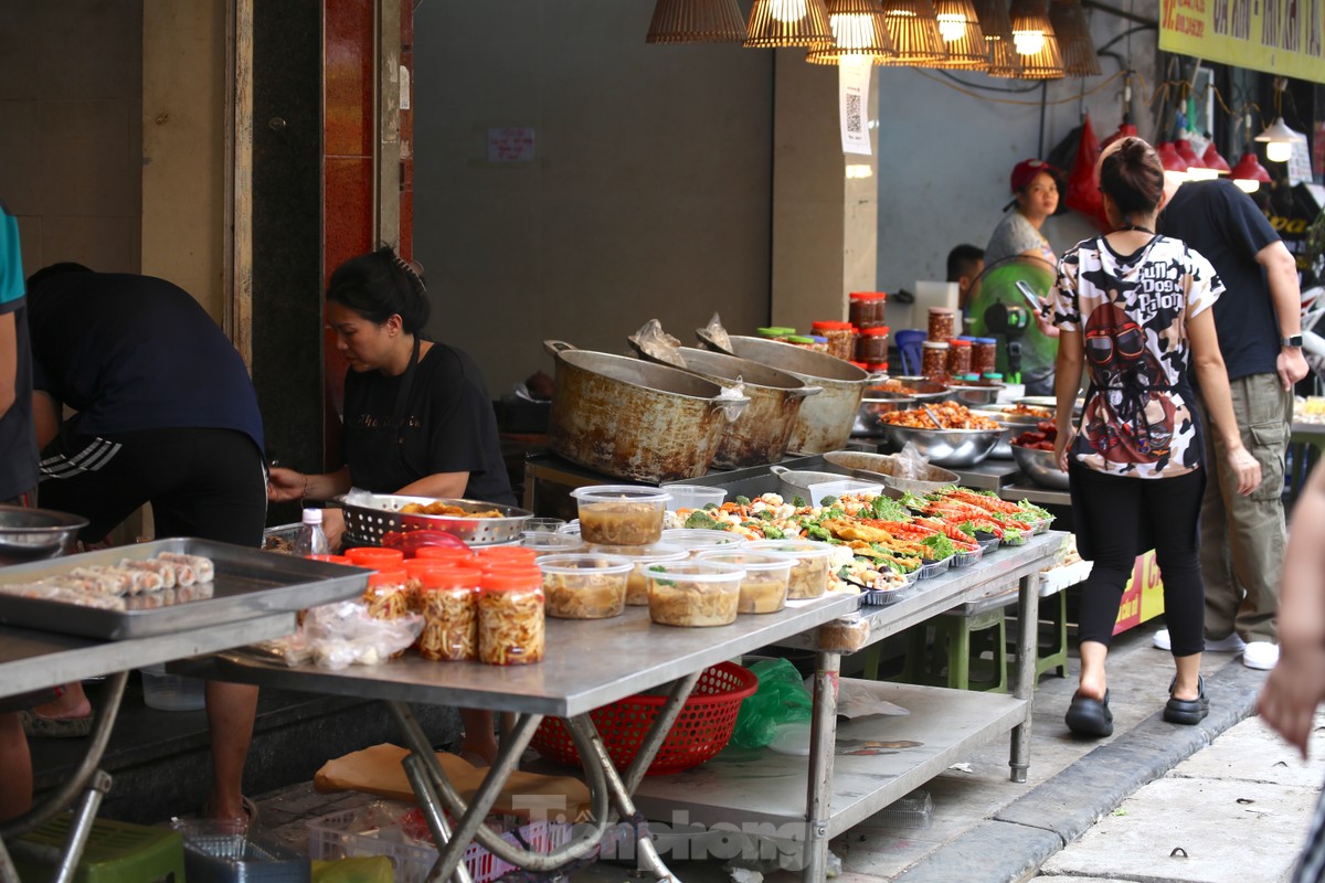 Hanoi: El 'mercado de los ricos' se llena de gente comprando ofrendas antes del día 15 del séptimo mes lunar (foto 12)