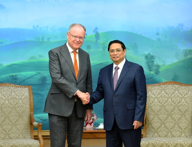 Ministerpräsident Pham Minh Chinh begrüßte den niedersächsischen Ministerpräsidenten Stephan Weil. (Foto: TRAN HAI)