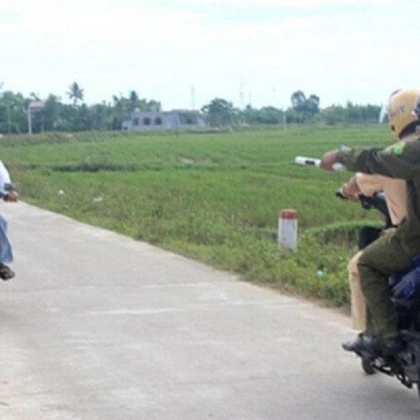 Est-il illégal de boire de l’alcool et de conduire une moto sur une route de village ?