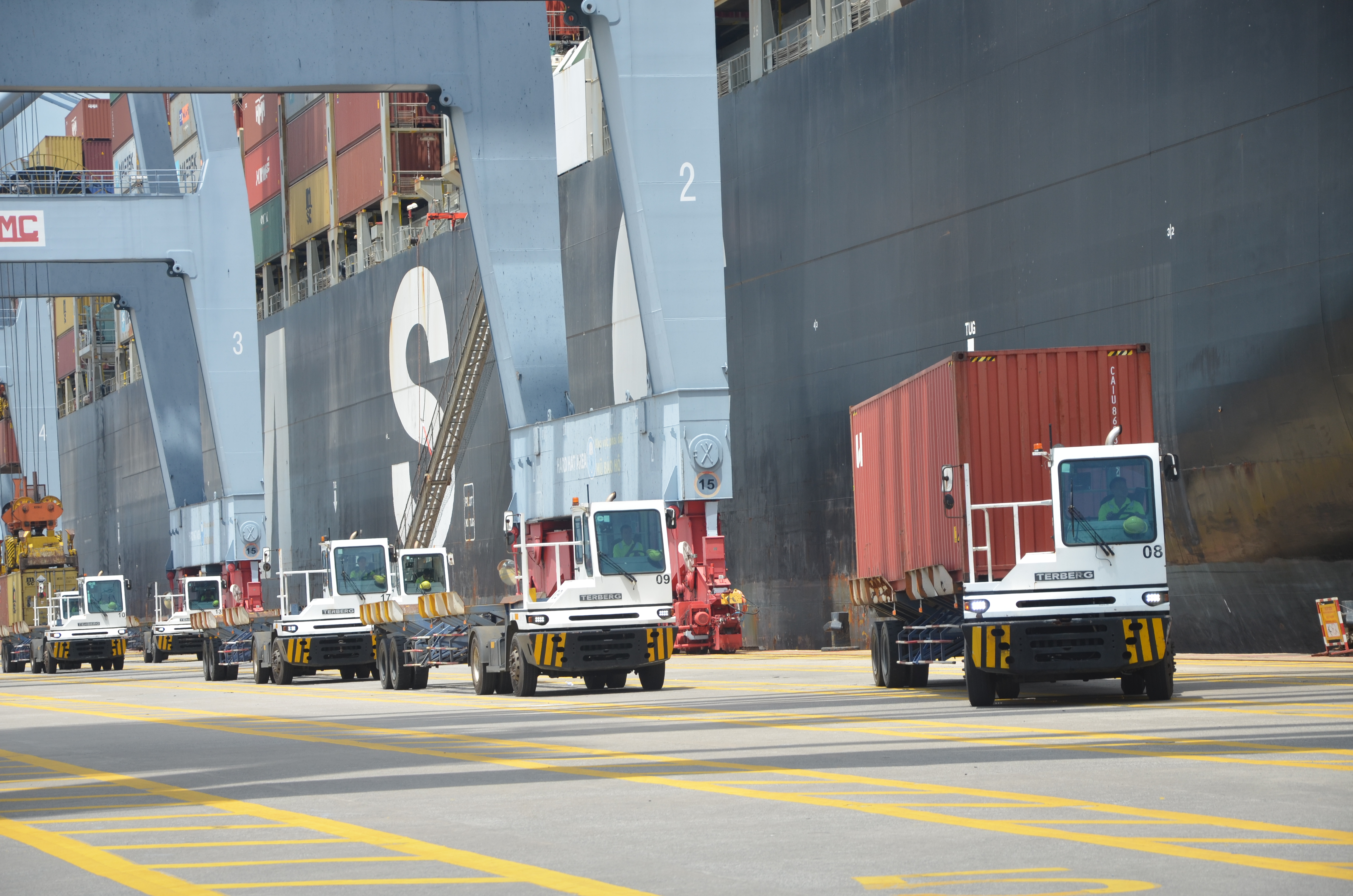 Loading and unloading import and export goods at CMIT Port.