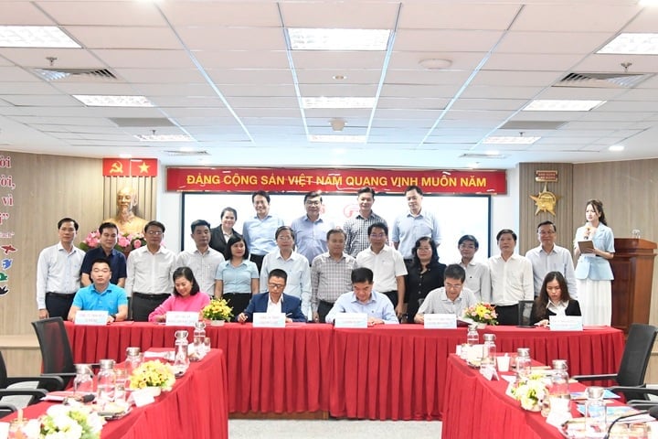 SAIGON CO.OP signs product purchase contracts with key cooperatives and enterprises of Quang Tri province.