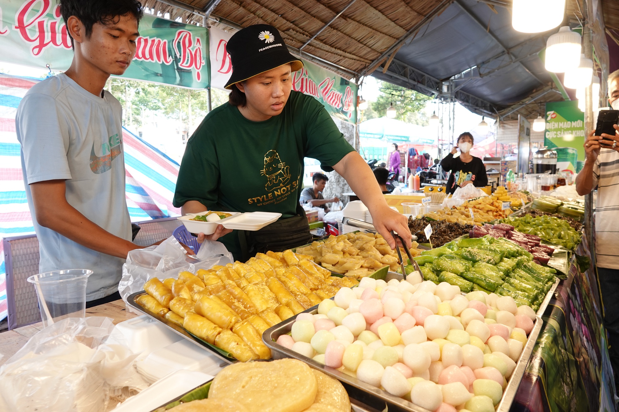  “No mắt” với gần 100  loại bánh dân gian Nam bộ hội tụ ở Cần Thơ   - Ảnh 2.