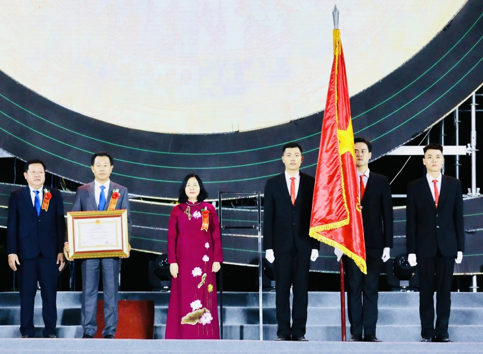 Hanoi Party Secretary Bui Thi Minh Hoai presented the President's First Class Labor Medal to the Hanoi Department of Agriculture and Rural Development. Photo by Viet Thanh.