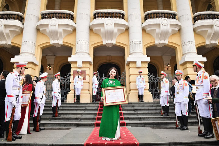 Pham Phuong Thao gewann bei den Sao Mai Awards 2003 den dritten Preis in der Kategorie Folk-Stil und wurde zur „beliebtesten Sängerin“. Schon bald wurde sie beim Publikum beliebt und entwickelte sich zu einer prominenten weiblichen Folk-Künstlerin.