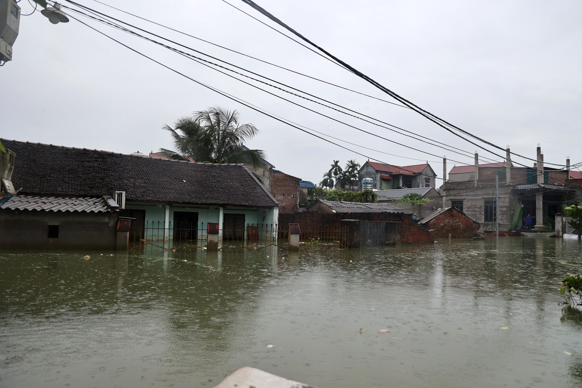 Phó Thủ tướng Lê Thành Long thăm người dân vùng 