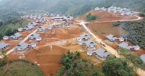 Handing over 40 houses to the people of Lang Nu