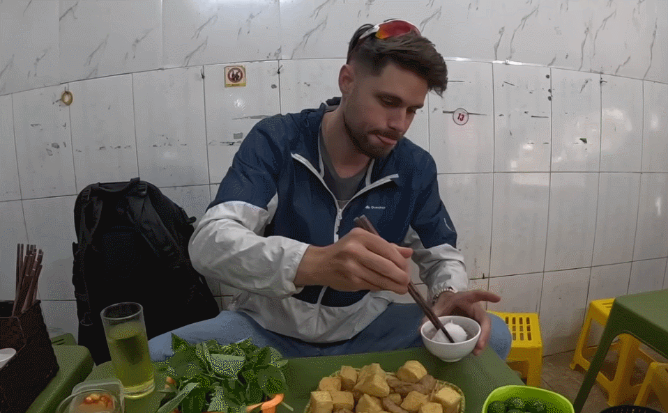 Western tourists spend half a million dong to enjoy vermicelli with shrimp paste in Hanoi