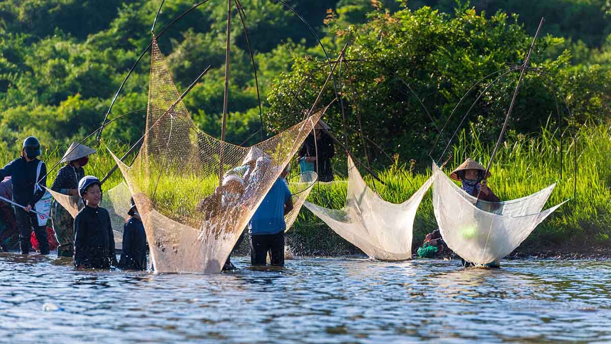 People believe that whoever catches a lot of fish or a big fish will be lucky. Photo: Thien Chan