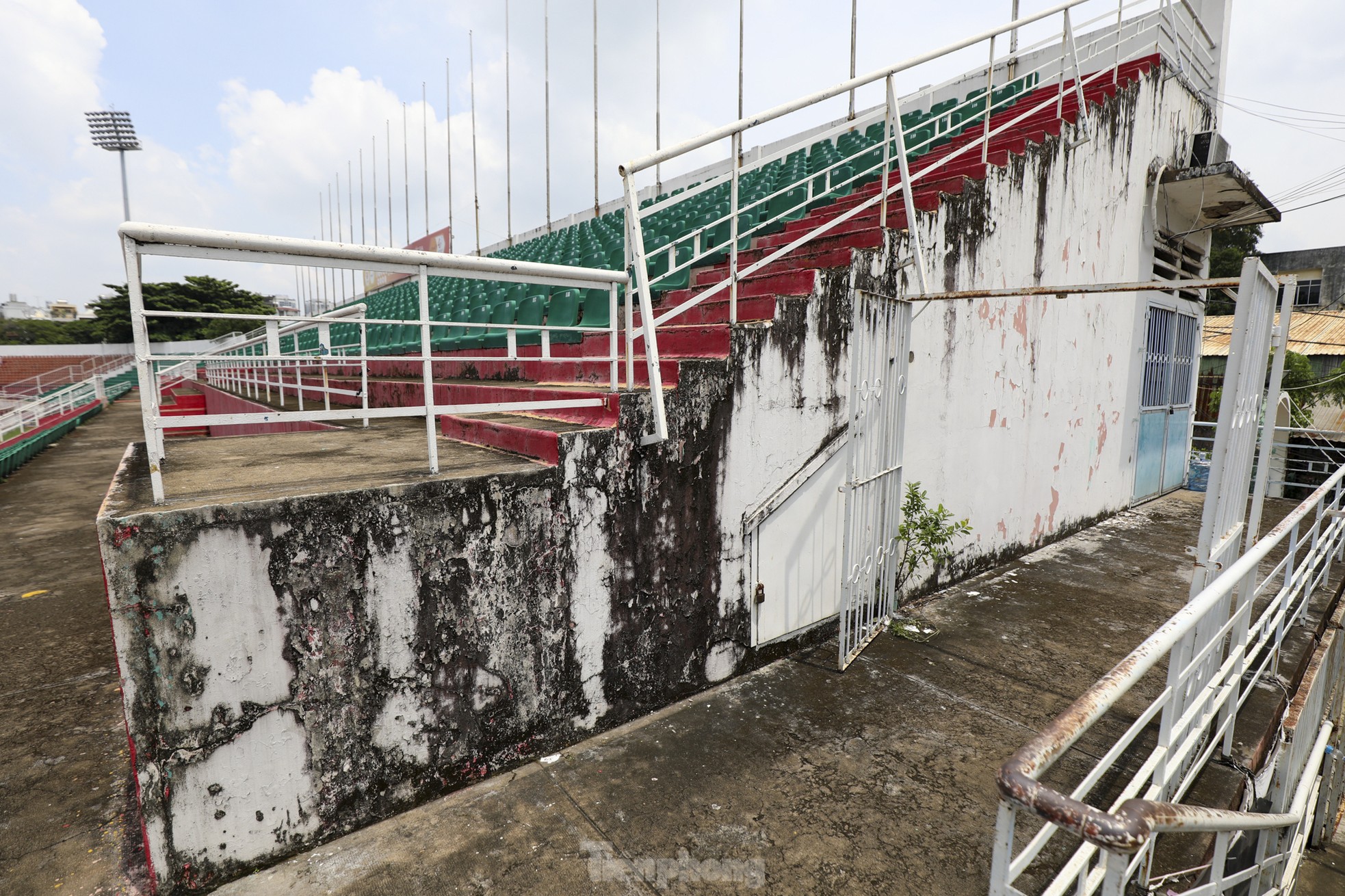 Testigos de la grave degradación del estadio más antiguo de Vietnam, foto 3