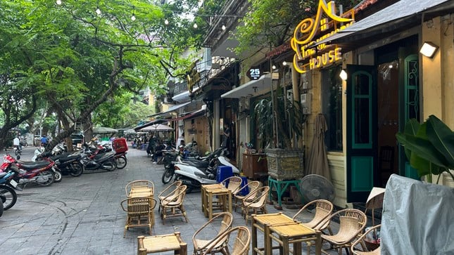 Nahaufnahme vieler missbrauchter öffentlicher Gebäude in Hanoi, Foto 2