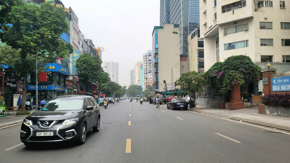 In einen Teil der Nguyen-Tuan-Straße wurde vom Bezirk Thanh Xuan investiert und dieser wurde erweitert. Foto: Huy An