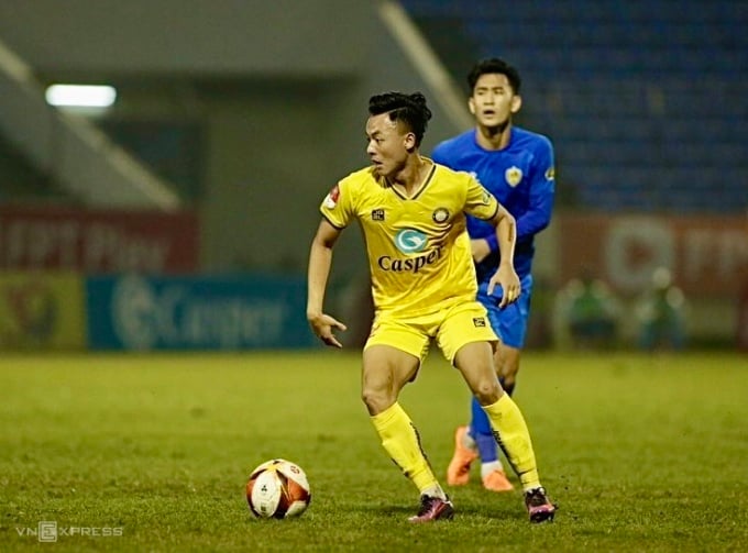 Le milieu de terrain Nguyen Thai Son (maillot jaune) a contribué aux deux buts de Thanh Hoa. Photo : Quang Da