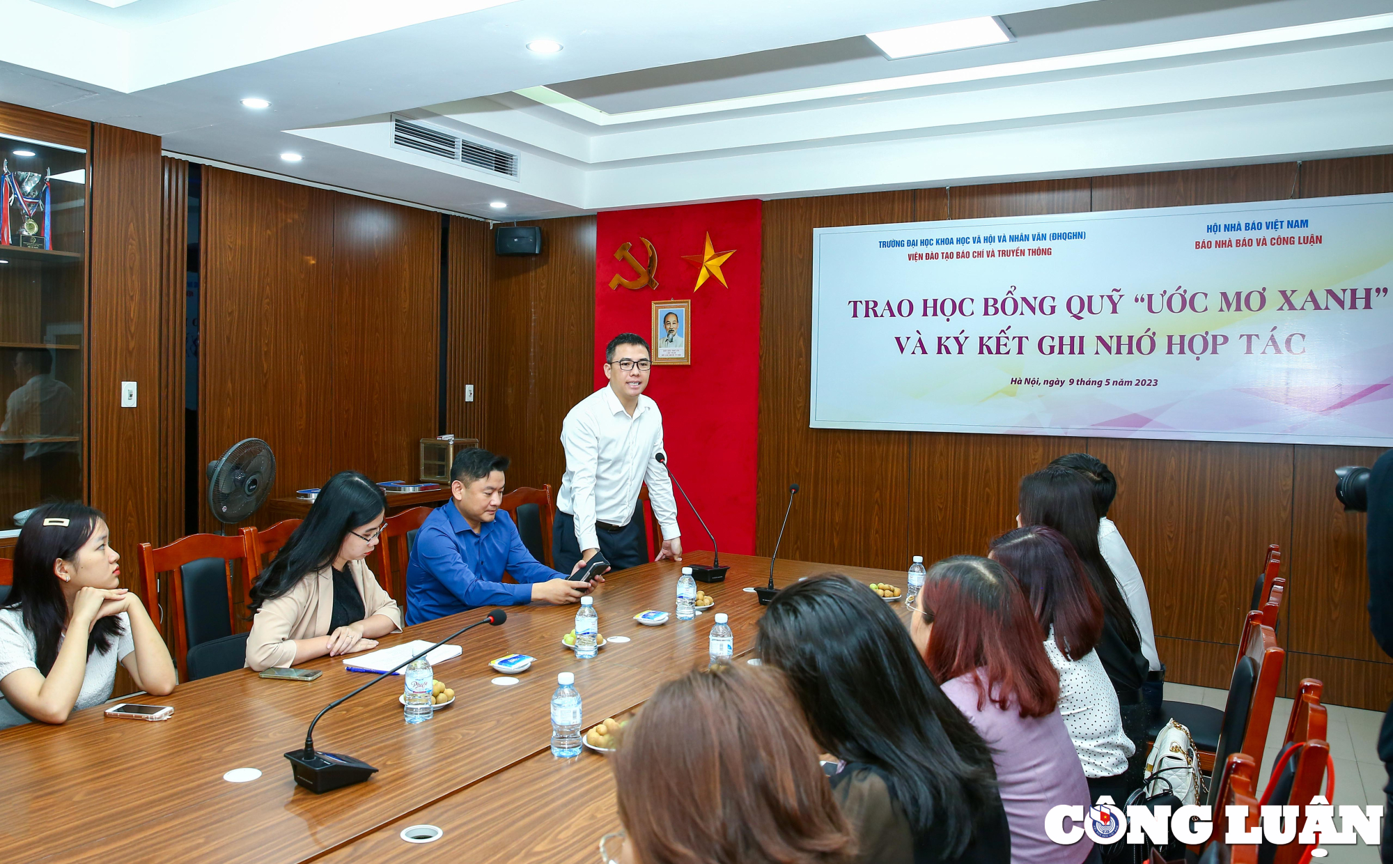 바오 나 바오 콩 루안(Bao Nha Bao Cong Luan)은 인문사회과학대학교 학생들에게 장학금을 수여했습니다. 사진 1
