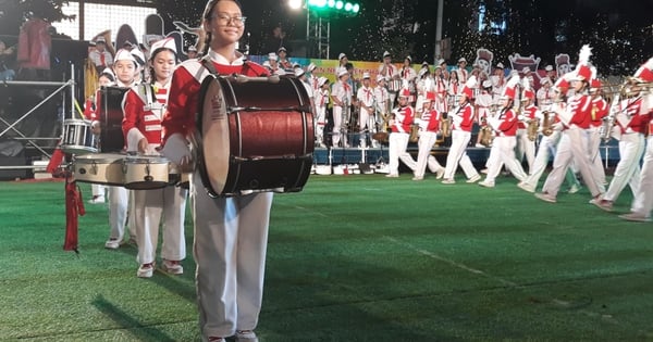 "Hit" Jack, Truc Nhan이 2024 파이프 뮤직-인형극 축제 개막식에서 공연