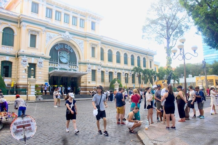 La ciudad de Ho Chi Minh es siempre uno de los destinos de entretenimiento elegidos por visitantes nacionales y extranjeros a finales de año y durante el tradicional Año Nuevo. (Foto: P. Minh)