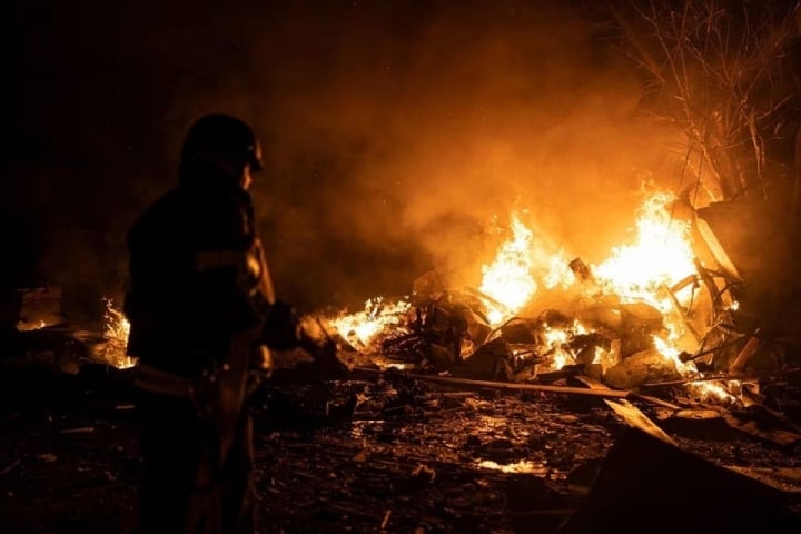 Feuerwehrleute löschen einen Brand auf einem Parkplatz in Kiew während des russischen Angriffs auf die ukrainische Hauptstadt im Mai. (Foto: Reuters)